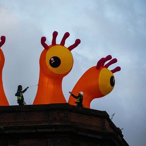 5 mH (16,5 piedi) Con soffiatore Tubo gigante arancione gonfiabile per mostri con luce per la decorazione di Halloween del centro commerciale