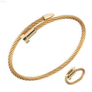 Anpassade kvinnors smycken 18K Guldpläterad rostfritt stål Twisted Cable Wire Rep Gold Nail Bangle Armband Kvinnor