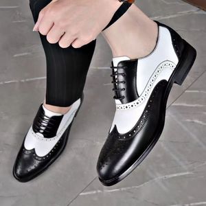 Lyxdesigner patentläderskor män pekade vit svart blandad oxfords bröllopsklänning formell skor zapatos hombre