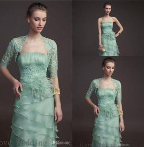 2017 Mãe da Noiva Vestido com Jaqueta Renda Mangas Curtas Vestido Formal Strapless Empired Tiered Organza Feather Vestido de Noiva P4519336