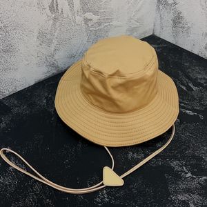 Chapéu balde de designer feito de material de náilon aba larga triângulo invertido alça de cordão de metal chapéus de pescador chapéu de praia dobrável e embalável à prova d'água