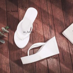 2023 Högklackade skor Lady House Slippers Platform Slides Low på en kil Rummi Flip Flops Summer Sand New Woman's Candy Colors