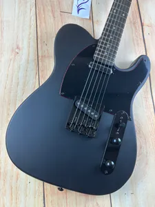 Guitarra Telex, pintura importada em preto fosco, logotipo vermelho e borda do corpo vermelho, corpo de amieiro importado, braço de bordo canadense