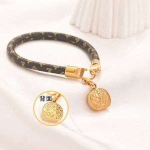 Armband stil armband kvinnor armband designer brev smycken faux läder pläterad armband manschett smycken tillbehör S070 240301