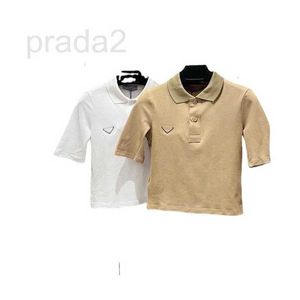 Damen-Poloshirts, Designer-Internet-Promi-Trendmarke 2024, frühes Frühlings-Metall-Dreiecks-Poloshirt mit Kragen, kurzärmeliges, schmal geschnittenes, würziges Mädchen-T-Shirt für Frauen