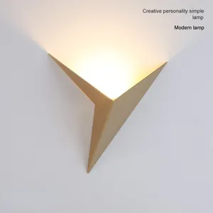 Vägglampa kreativ specialformad triangulär enkel sovrum studierum el sängspegel ledning ljus inomhusbelysning