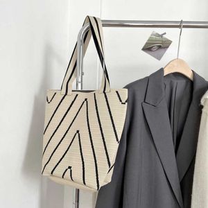 Kvällspåsar Kvinnlig design av handväska med vågmönster stickad axelväska för shopping på gatan stor kapacitet pendling hink