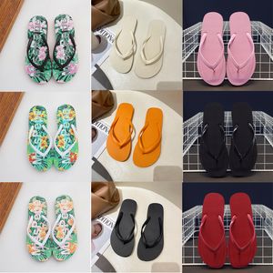 المصمم Slippers Sandals Fashion Outdoor Platform أحذية كلاسيكية مقرصنة أحذية الشاطئ الأبجدية طباعة الوجه يتخبط