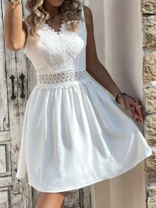 Klänningar vintage vita miniklänningar kvinnor sommar ärmlös spets lapptäcke klänning mode hål ut hög midje strandklänningar vestidos