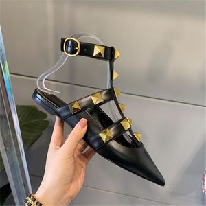 Baotou Sandali da donna 2024 Nuove scarpe basse europee e americane rivettate Tacco basso Walking Show Scarpe singole stile testa affilata