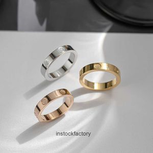 Orijinal 1to1 Cartres Basit 18K Altın Çift Yüzüğünün Kore versiyonu pigment halkasını kaybetmez. Kapalı ve Azınlık 8Cup'a Çivilenmiş