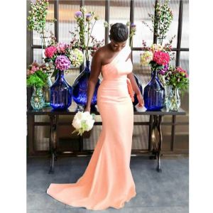 Peach Sexy syrena sukienki druhny dla afrykańskiej czarnej dziewczyny jedno ramię długa satynowa sukienka na przyjęcie weselne 2024 Kobiety formalne suknie balowe