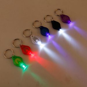 Mini LED -ficklampa Keychain Portable Keyring Light Torch Key Chain Emergency Camping Lamp ryggsäck Lätt Factory Whole5931542