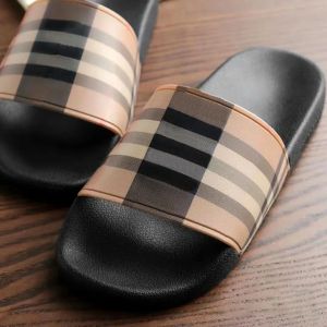 Designer Grid Pattern Shoe 26 Färger Klassiker Slippare Sandal Tartan Printing Mule Sunny Mens Womens Comfort Ny gummi Slide utomhus strandplatta Sliders sommar