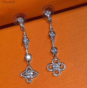 Stud S925 Sterling Silver Hollow Clover Designer Earring Ear Studs Shining Zircon Crystal Long Tassel Lucky Asymmetric Earrings Earings 240306