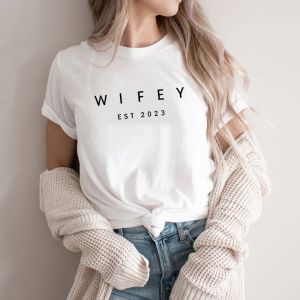 Футболка Wifey EST 2023 Футболка Подарок на девичник Подарок на помолвку Рубашка жениха Свадебные подарки Женские футболки Летний топ Футболки с короткими рукавами