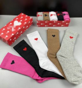 SOCK Designer Lüks Prad Klasik Mektup Üçgen Moda Demir Standart Sonbahar ve Kış Pamuk Yüksek Çorap 5 Çift Yabani Otlar 21 Stil Elite Marka.