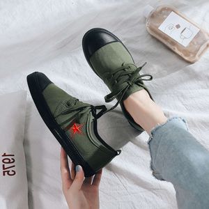 Versão coreana sapatos de lona para longa distância New Spring Womens Low Cut Rushable Labor Protection Shoes Student Summer Camp Treinamento Militar Shoes Sapatos de casal