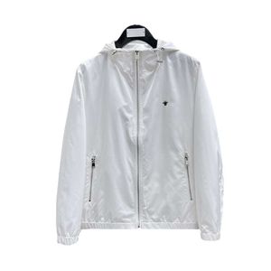 Estação europeia marca na moda jaqueta com capuz para homens 2024 primavera nova cor sólida pequena abelha bordado versátil casaco casual