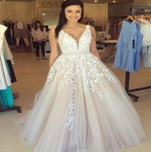 Underbar ärmlös Vneck Lace Appliques Aline Wedding Dress Tulle Online Beading Sash Light Champagne Vestido de Noiva9898184