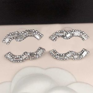 Stud Luxury Tasarımcı Küpe Kristal Kulak Sapı Kakma takliti İnci Gümüş Mektup Üçgen Küpe Evlilik Doğum Günü 240306