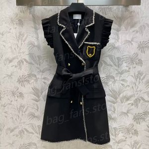 Modedesigner-Pulloverkleid, ärmelloses Oberteil für Damen mit dreidimensionaler Abzeichen-Stickerei, zweiteilige Sets, Oberteile, Röcke, Sommer-Damenanzüge 26609 26473