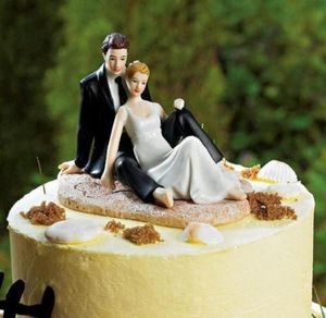 Figurina di coppia romantica sdraiata sulla spiaggia Matrimonio Sposa Sposo Cake Topper Decorazioni torta nuziale Forniture nuziali Unico Chea944212246