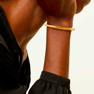 Горячий выбор TFF Геометрический шлюзовой пряжка подковообразные браслет из нержавеющей стали для женщин с простым и модным дизайном с 18 тыс. Золота