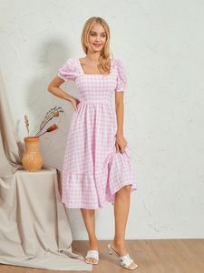Повседневные платья Женское летнее клетчатое платье миди с квадратным вырезом и рюшами с короткими пышными рукавами трапециевидной формы, струящиеся, розового цвета