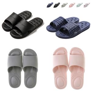 여름 실내 커플 전역의 Gai Sandals 남성과 여성 욕실에서 샤워를합니다 38630