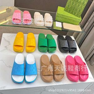 Sandaler Summer G Family Thick Sole Macaron Color Slippers ökar i höjd, avslappnad en linje coola tofflor, fashionabla svampkakor trend