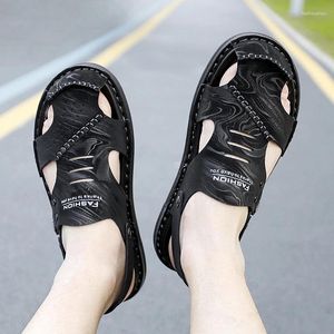 Sandálias de moda masculina desgaste externo de tamanho personalizado 38-45 Homens de duas camadas de chinelos de pano de flores de couro