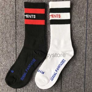 Erkek Çorap Vetementleri Siyah Beyaz Çoraplar Tidea Marka Genç Hip Hop Stil Uzun Çoraplar Mektup Nakış Sporcuları Bacak Isıtıcıları Stripe Çoraplar
