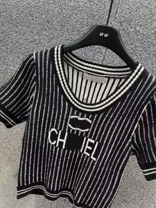 مصمم جديد للسيدات المتماسكة الموضة pullover ملونة جاكار رسالة قصيرة الأكمام دبوس أعلى سترة