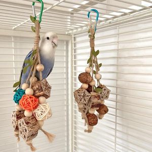 Diğer kuş malzemeleri renkli ahşap asılı çiğneme oyuncakları rattan top boncukları papağan için kafes aksesuarları can sıkıcı sıkıntı