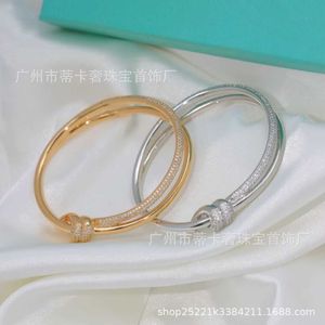 Bracciale Serie di nodo Seiko di lusso leggera Bracciale Materialstar Gold femmina Studio semplice e generoso Twist Rope IW43