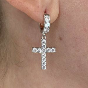 Orecchini a cerchio in moissanite a taglio rotondo in oro bianco ghiacciato da 2 ct con croce pendente