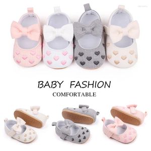 Primeiros caminhantes Bowknot bebê meninas sapatos bonitos mocassins coração sola macia plana criança princesa calçado berço