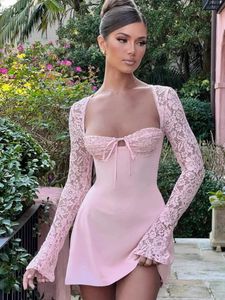 2023 Mini abito senza schienale con maniche lunghe patchwork in pizzo per donna manica lunga Autunno sexy Slim Fit Clubwear per feste rosa bianco 240304