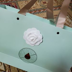 8 Stück / Menge Weiße Farbe Kamelie DIY Teil 7X7CM Selbstklebende Kamelie für C VIP-Stick auf Tasche Schuhe oder Karte DIY handgefertigten Schmuck acce211y