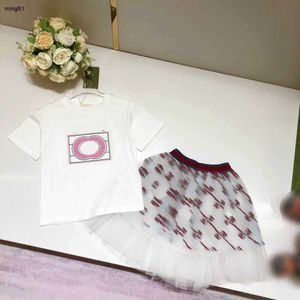 Brand Kids Sukienka Dwupiętrowe garnitury Dwukierunkowe garnitury Dziecko T-shirt Rozmiar 100-160 cm i haftowana koronkowa krótka spódnica 24MAR