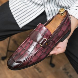 Loafers ayakkabıları erkek pu taş desen metal toka dekorasyonu düşük topuk iş resmi erkek ayakkabılar