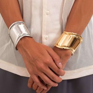 Modedesigner armband personlighet geometrisk gyllene korrugerad manschett stora armband legering hand smycken för kvinnor flickor 6/6 cm bred 2024 ny