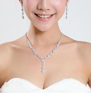 2019 Glänsande bröllop Brudsmycken med pärlhalsband legering Diamond Crystal Ladies Necklace för prom Evening Party8453144