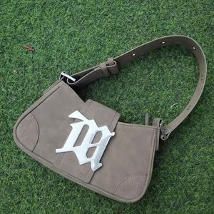 Casual väskor för kvinnor Lyxdesigner Brandhandväskor och plånböcker i Pu Nubuck Sheet Metal Decoration Crossbody Bag Small 240220