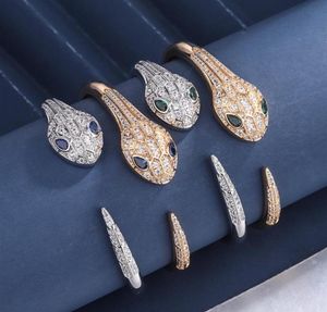 Blue Eye Spirit Snake Armband European och American Fashion Exotic Treasure Family Family Inlaid Crystal Diamond Spring Open268U3662172