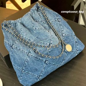 2024 Borsa da donna di marca Borsa di immondizia in denim di lusso Zaino a spalla singola Crossbody sotto le ascelle Catena di giunzione in metallo di grande capacità con interno