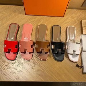 Calfskin Leather Flat Slides Sandals Famous Designer Women Slippers Classics Brown Black White Red Pink Rose Green Luxury Woman Sandale Ladies Beach Shoes Sliders