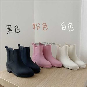 Stiefel Modische und niedliche Regenschuhe für Frauen Koreanische Ausgabe Tragen rutschfestes Wasser außerhalb der Küche Wasserdichte Gummiweiche Sohle Bequem WH240306