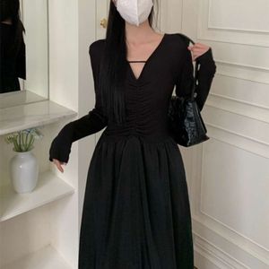 2024 Spring Retro Luxury Hepburn Style Elegance Liten Black Dress V-Neck Pinched Ruffle Midje Wrap Dress